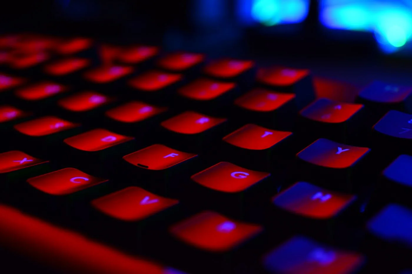 赤と青に光るキーボードのキーのクローズアップ