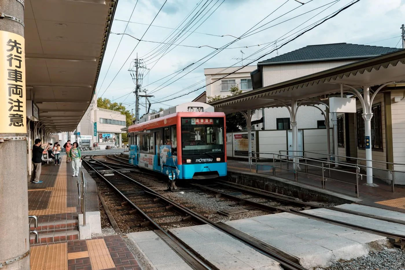 駅のホームに停車している路面電車