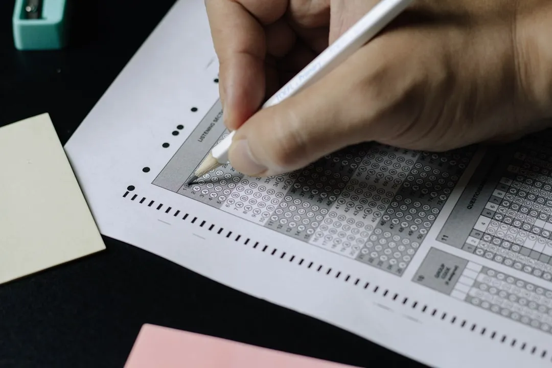 白い用紙に書き込んでいる手元