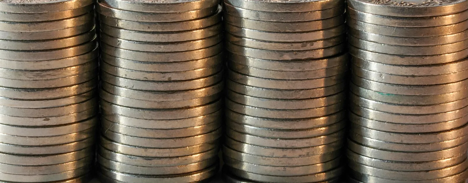 横一列に積み上げられた硬貨