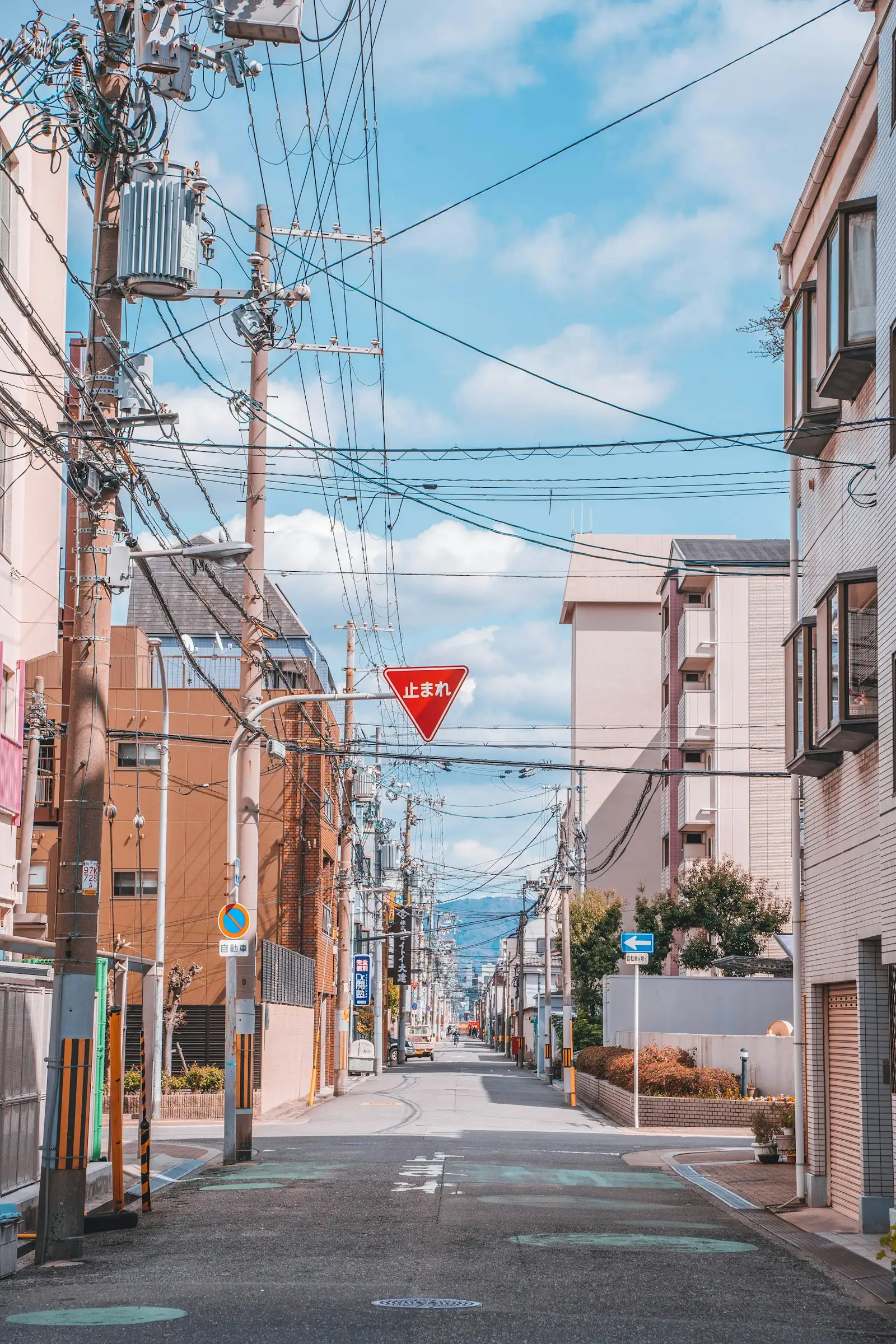電柱と一時停止の標識が見える住宅街の通り